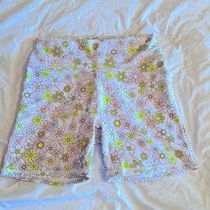 Fabletics PowerHold 6” Short 60s Mod Daisy Pattern